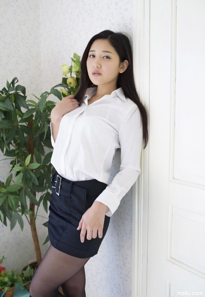 清纯学妹PK黑丝秘书 日本美女小岛美优制服诱惑花样百出(32)