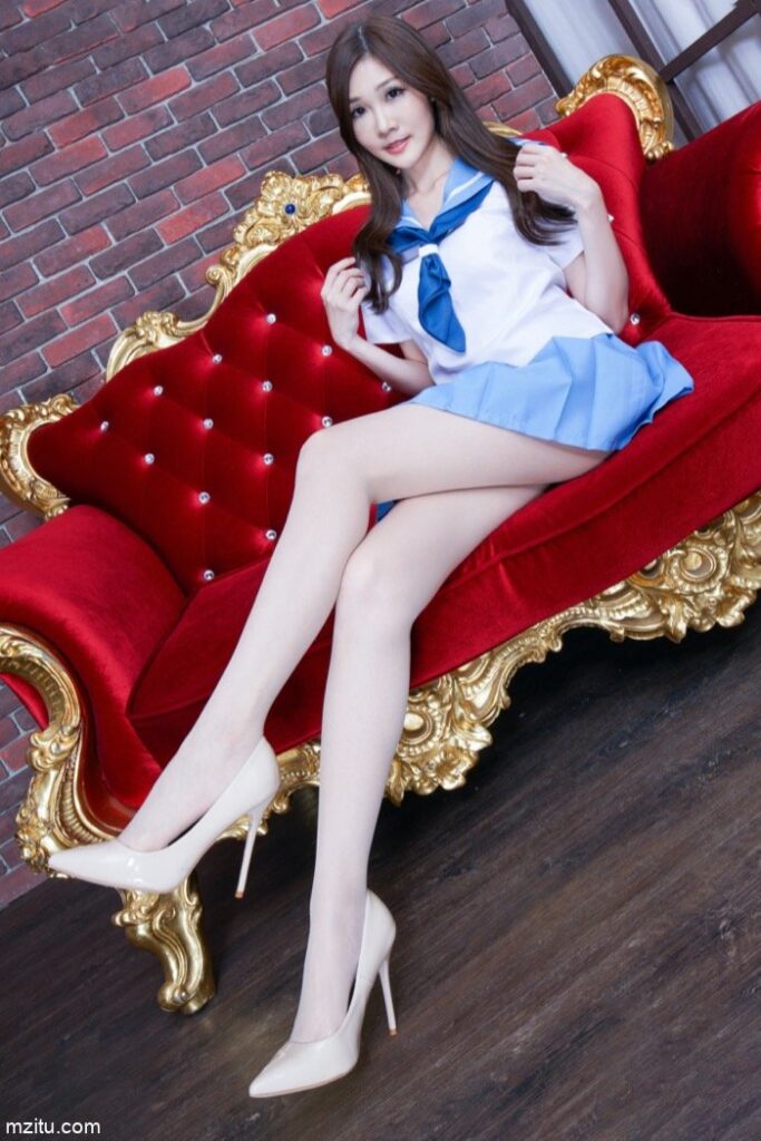 成熟迷人的美少妇，美腿纤细白皙真性感-多米街拍