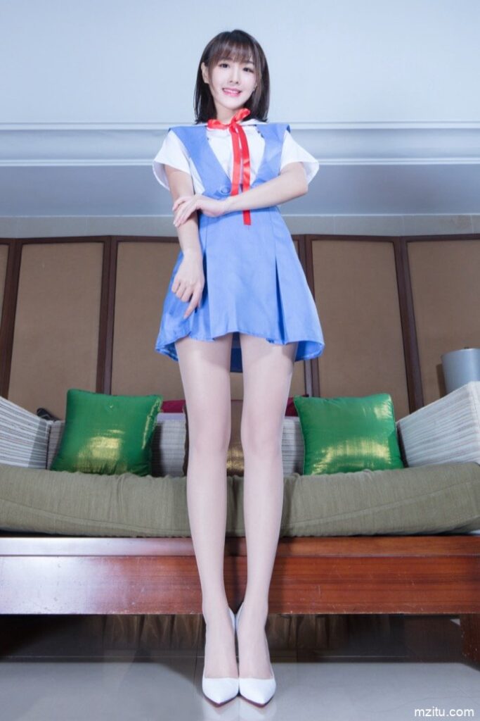 台湾妹子好甜美，一双大白腿让人移不开眼！-多米街拍