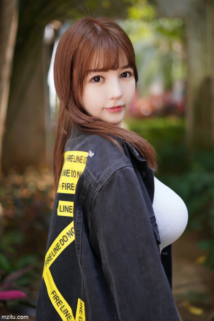 人特甜胸巨大，可爱萌妹UU酱魔鬼身材遮不住(24)