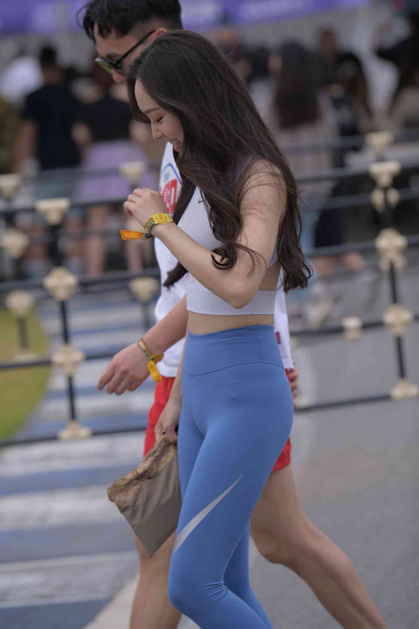 图片[1]-陪男朋友逛街的瑜伽裤女孩【74P】04034-多米街拍