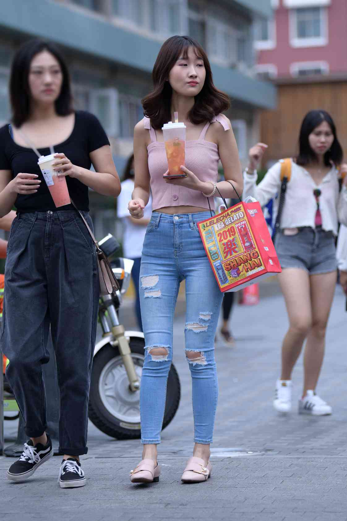 图片[2]-【免费】紧身牛仔裤女生【18P】04014-多米街拍