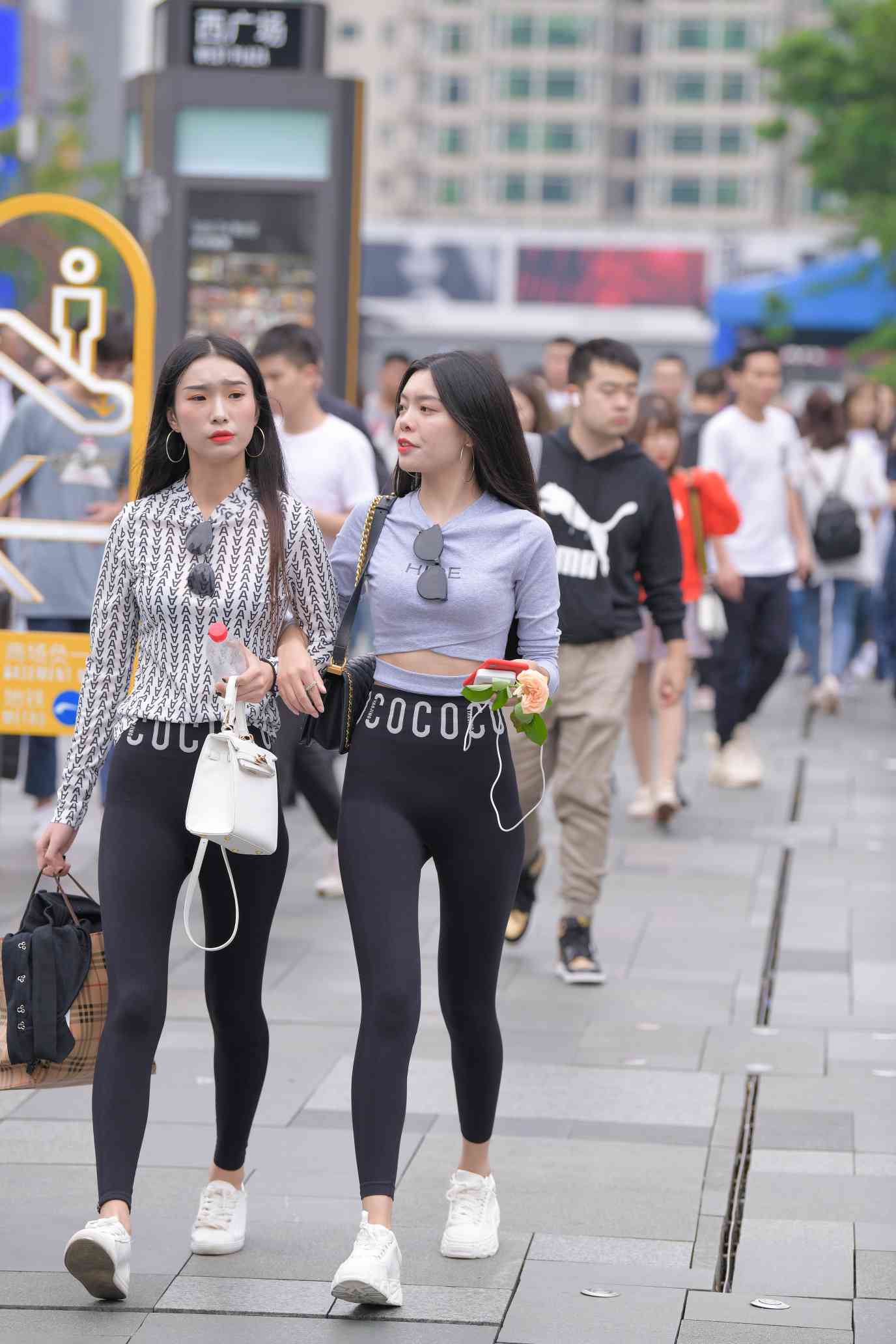 图片[2]-【免费】逛街的两个瑜伽裤姑娘【40P】04030-多米街拍