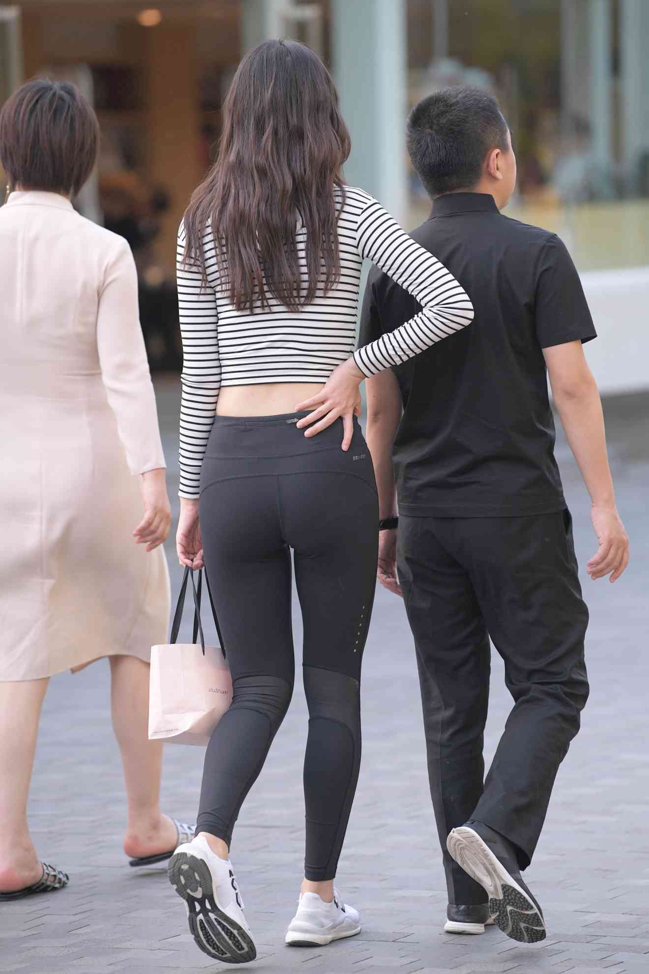 图片[3]-【免费】逛街的瑜伽裤女人【23P】04033-多米街拍