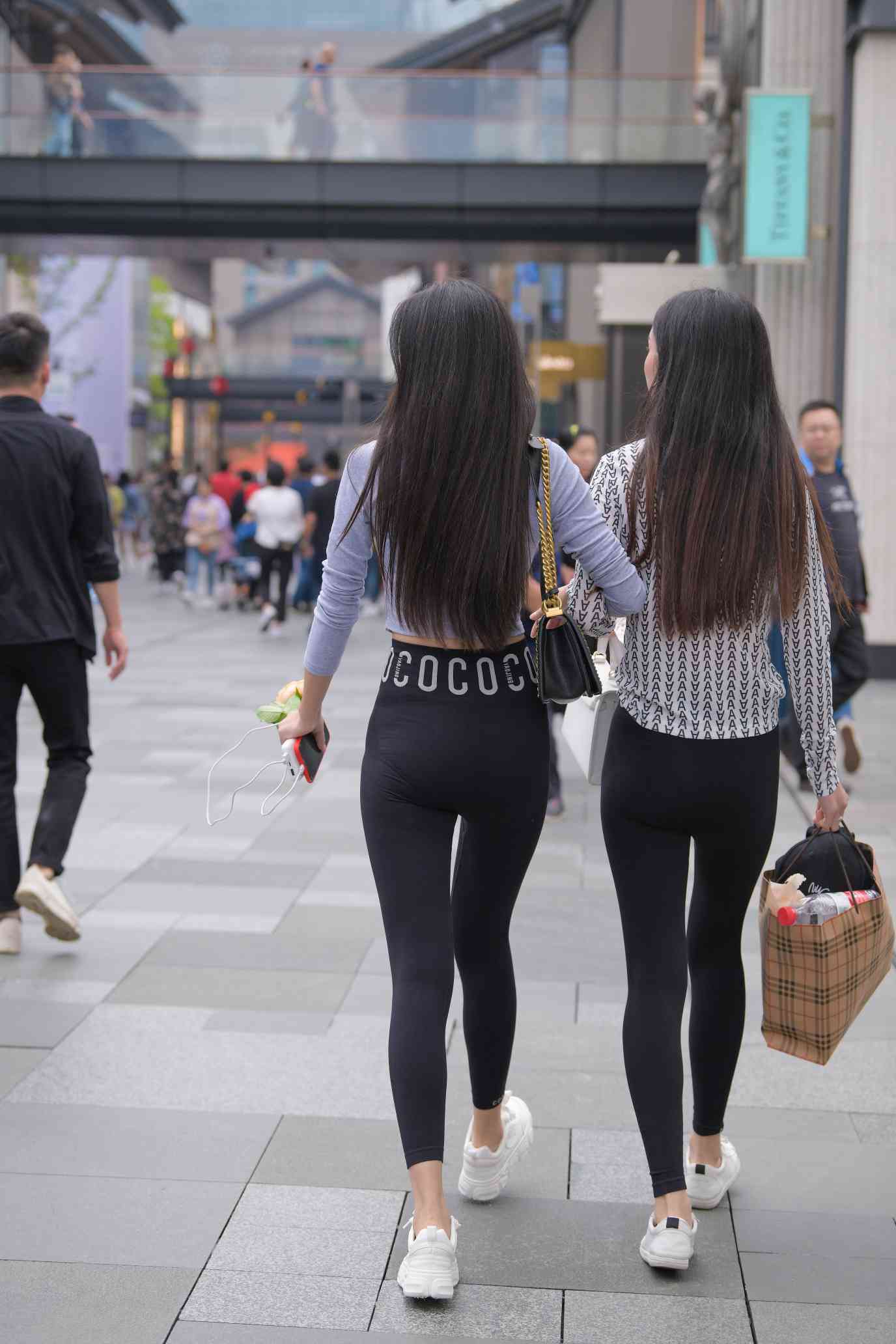 图片[3]-【免费】逛街的两个瑜伽裤姑娘【40P】04030-多米街拍