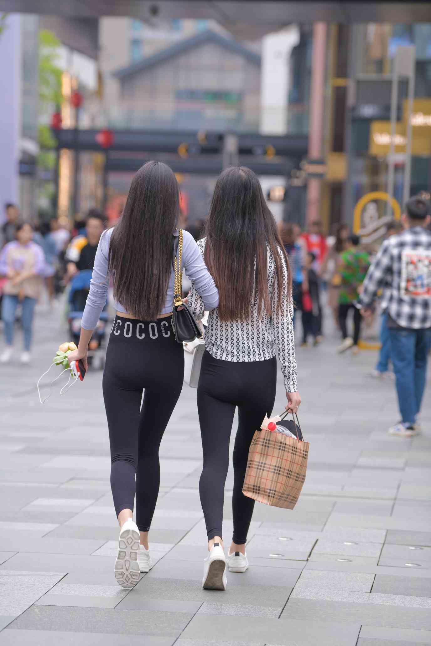 图片[4]-【免费】逛街的两个瑜伽裤姑娘【40P】04030-多米街拍