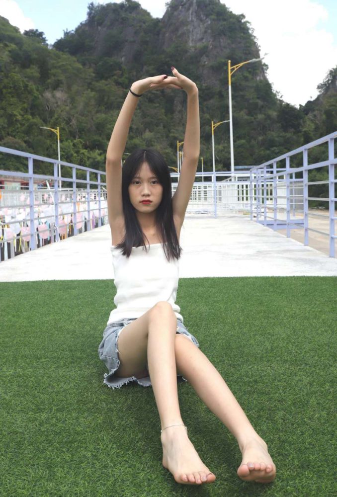 坐在草地上的长发女孩【172P】20012-多米街拍