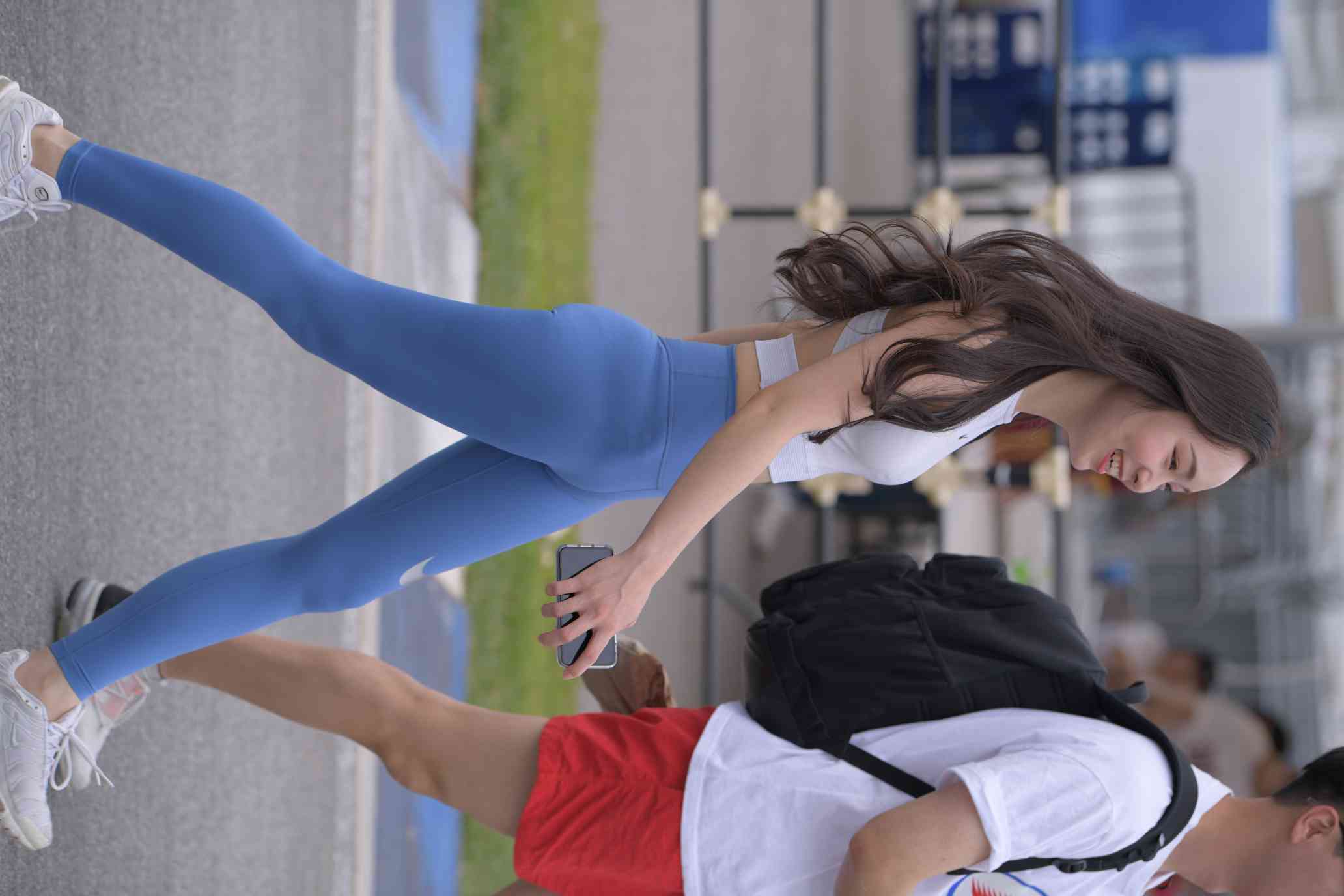 图片[4]-陪男朋友逛街的瑜伽裤女孩【74P】04034-多米街拍