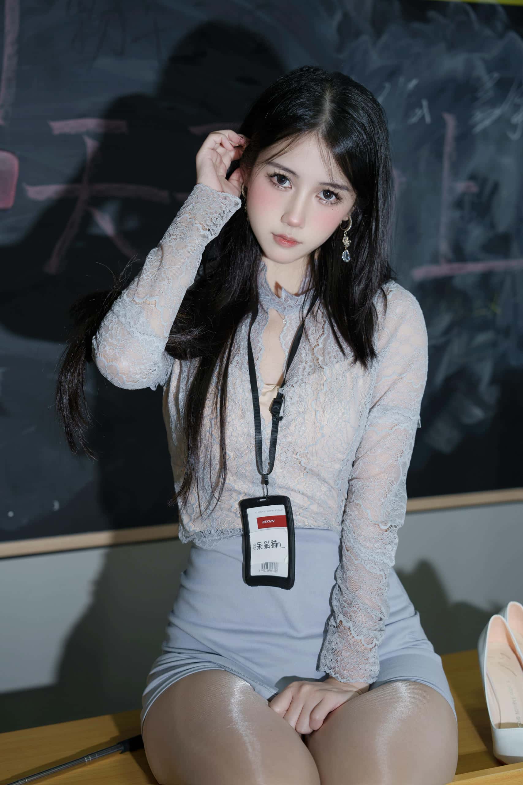 图片[2]-穿亮色丝袜高跟鞋的美女老师【49P】P50212-多米街拍