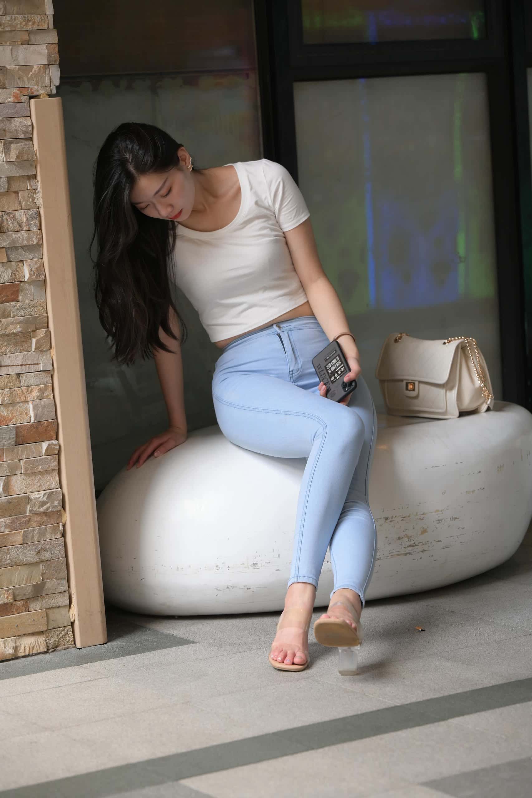 图片[3]-正在逛街的紧身牛仔裤女孩【1112P】J5110-多米街拍