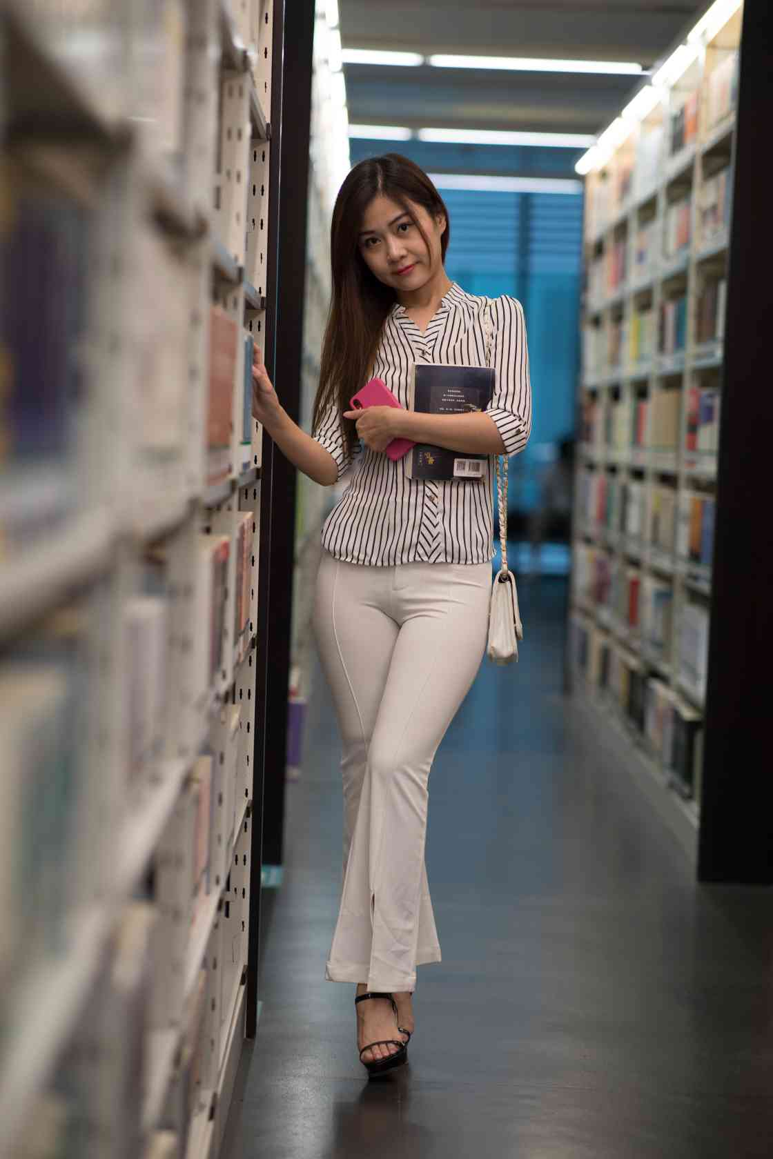 图片[5]-逛书店的白色紧身裤女孩【450P】04040-多米街拍