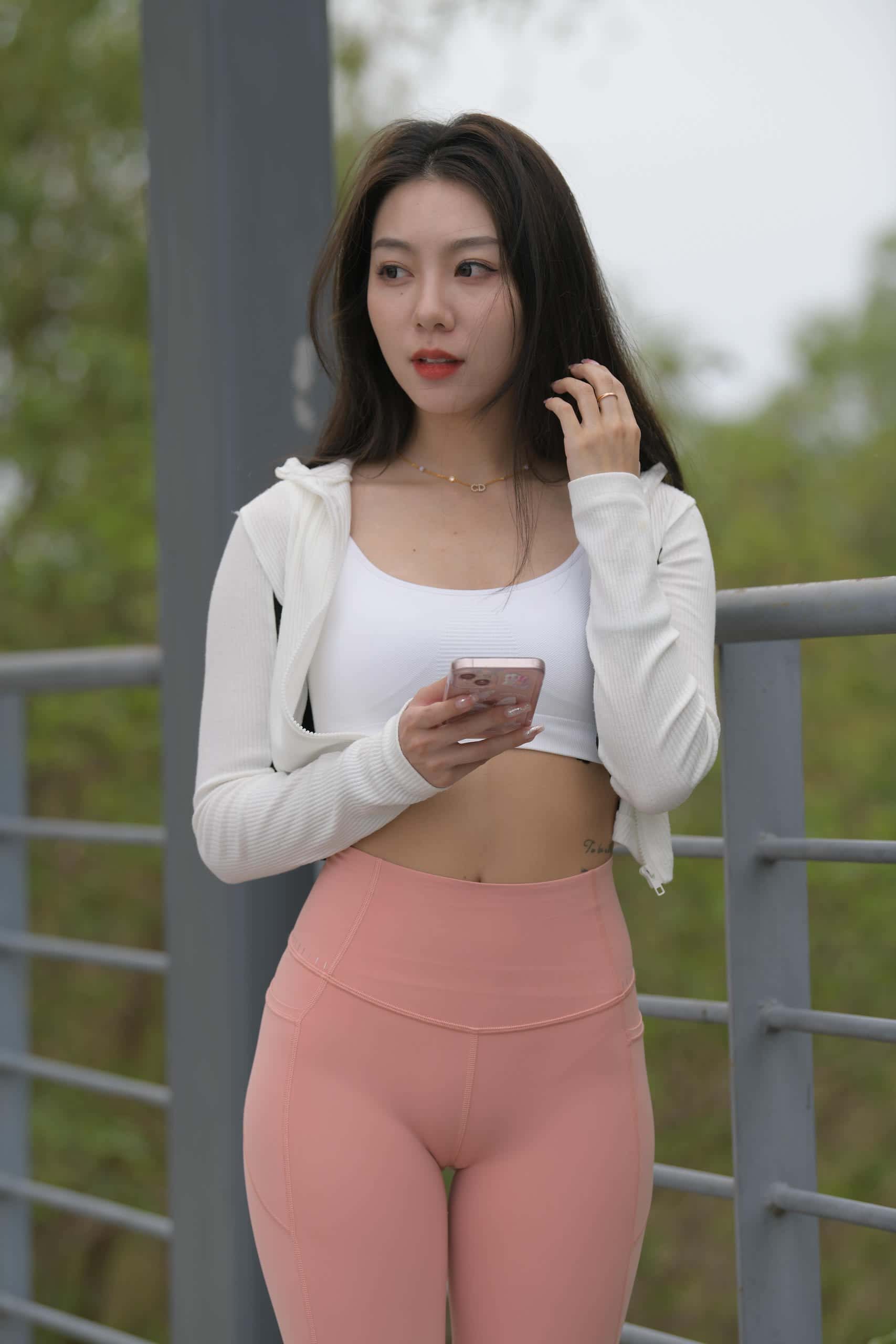 图片[3]-粉色瑜伽裤长发女孩【673P】J3373-多米街拍