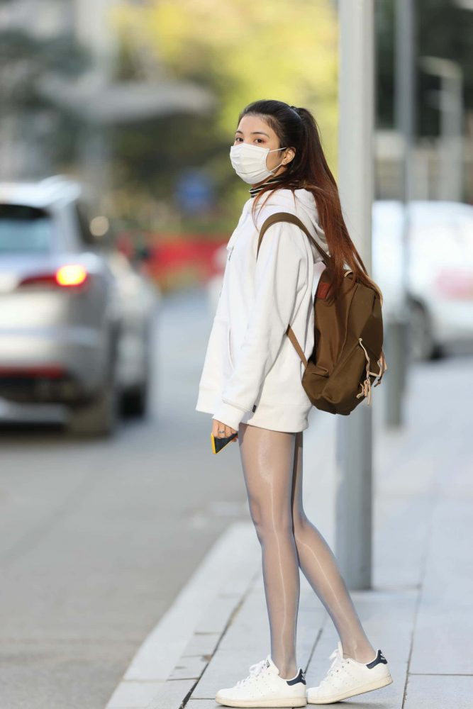偶遇路边清纯的油亮丝袜少女【205P】J2262-多米街拍