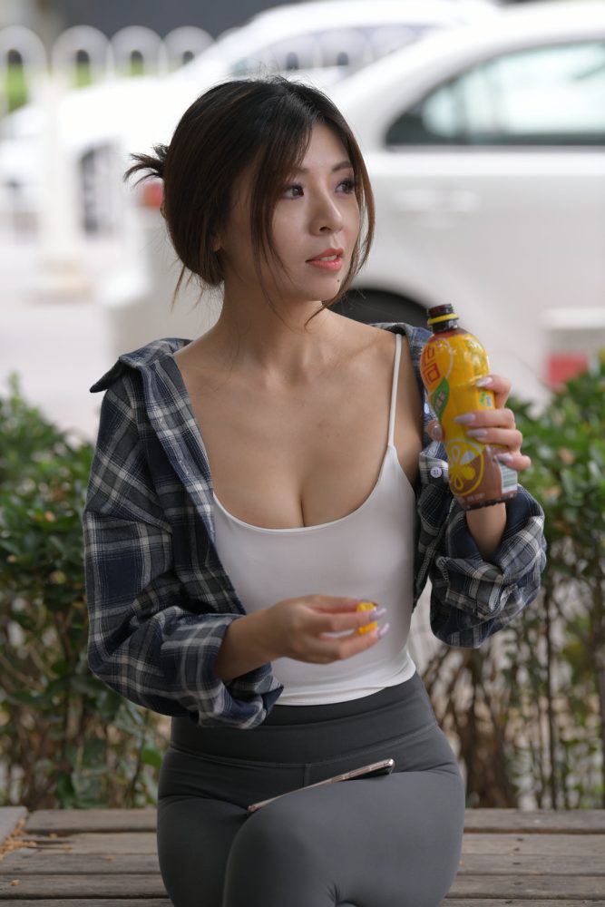 喝饮料的瑜伽裤女孩J2242 383P1V-17.5GB-多米街拍