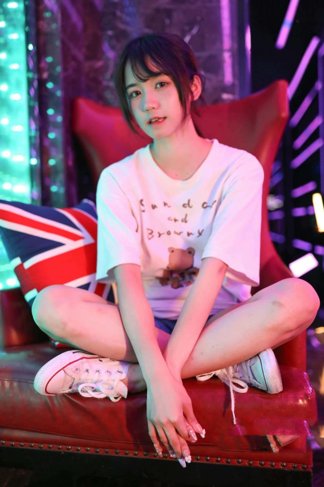 KTV里唱歌的长腿帆布鞋女孩【102P】J2002-多米街拍