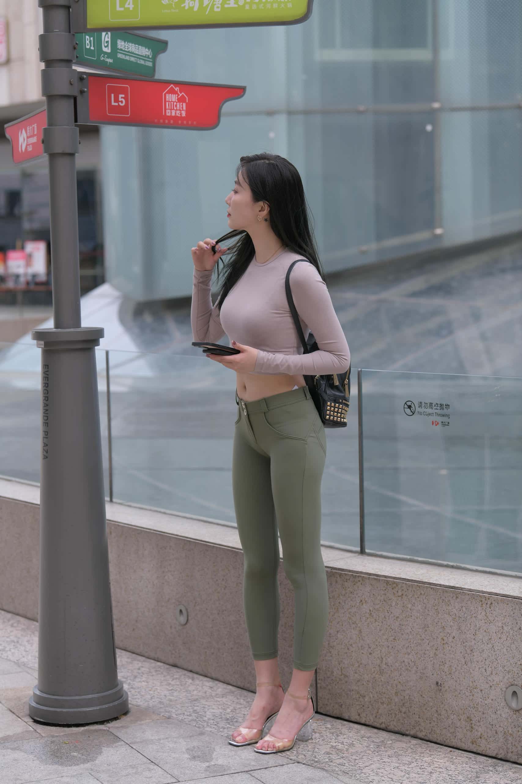 图片[2]-紧身牛仔裤身材很好的女人【529P】J2060-多米街拍