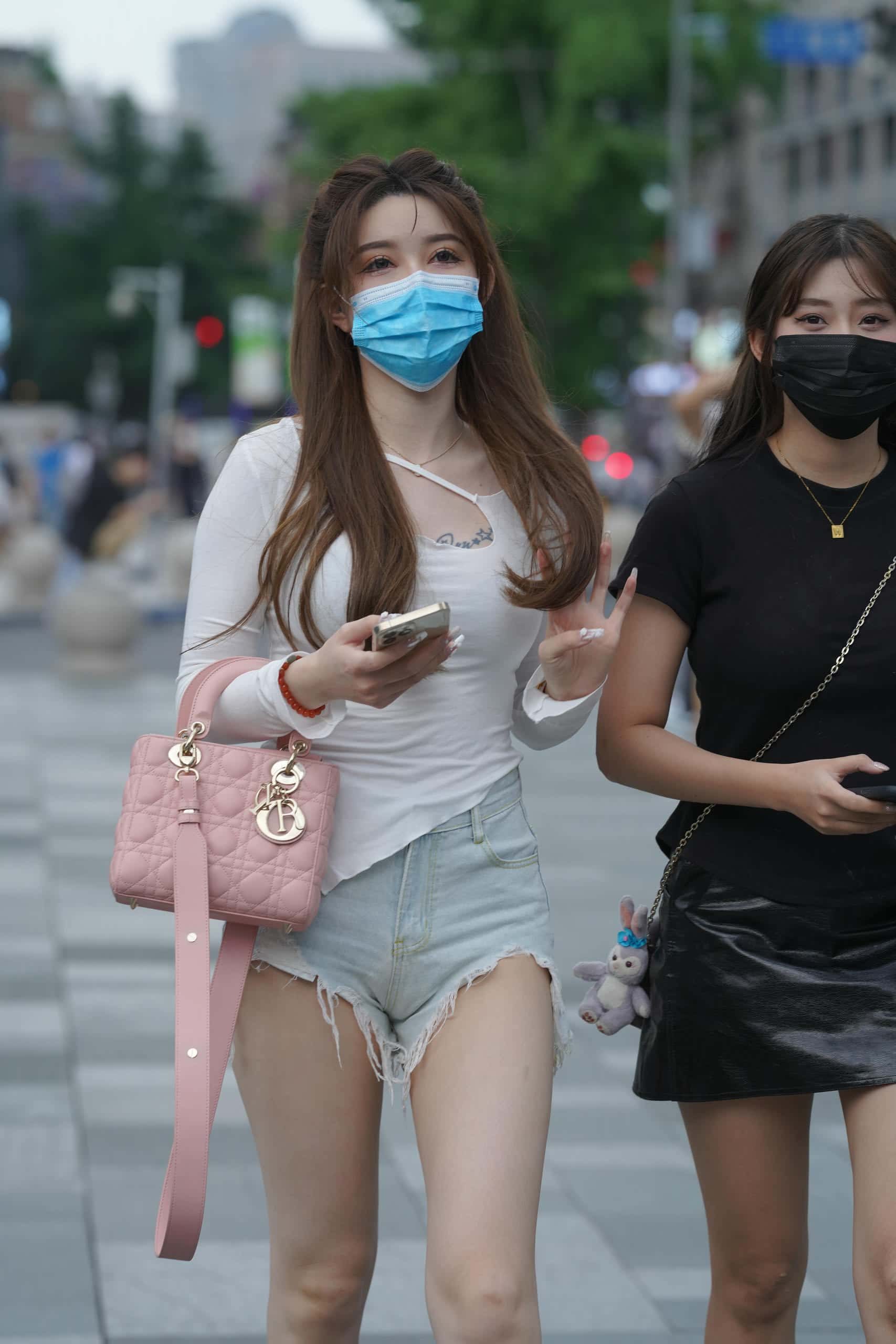 图片[1]-破洞牛仔短裤女孩【217P】J2994-多米街拍