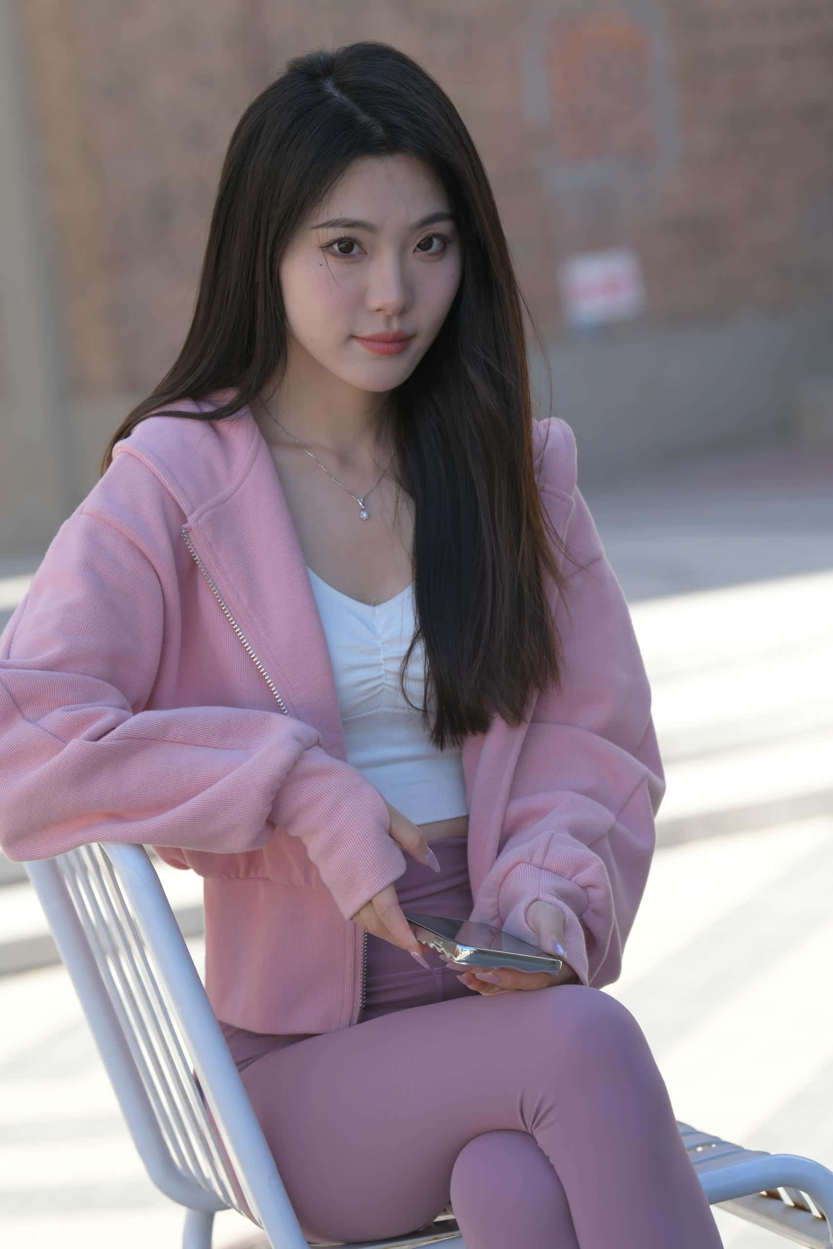 图片[1]-在外面拍照的粉色系女孩【653P】J6238-多米街拍