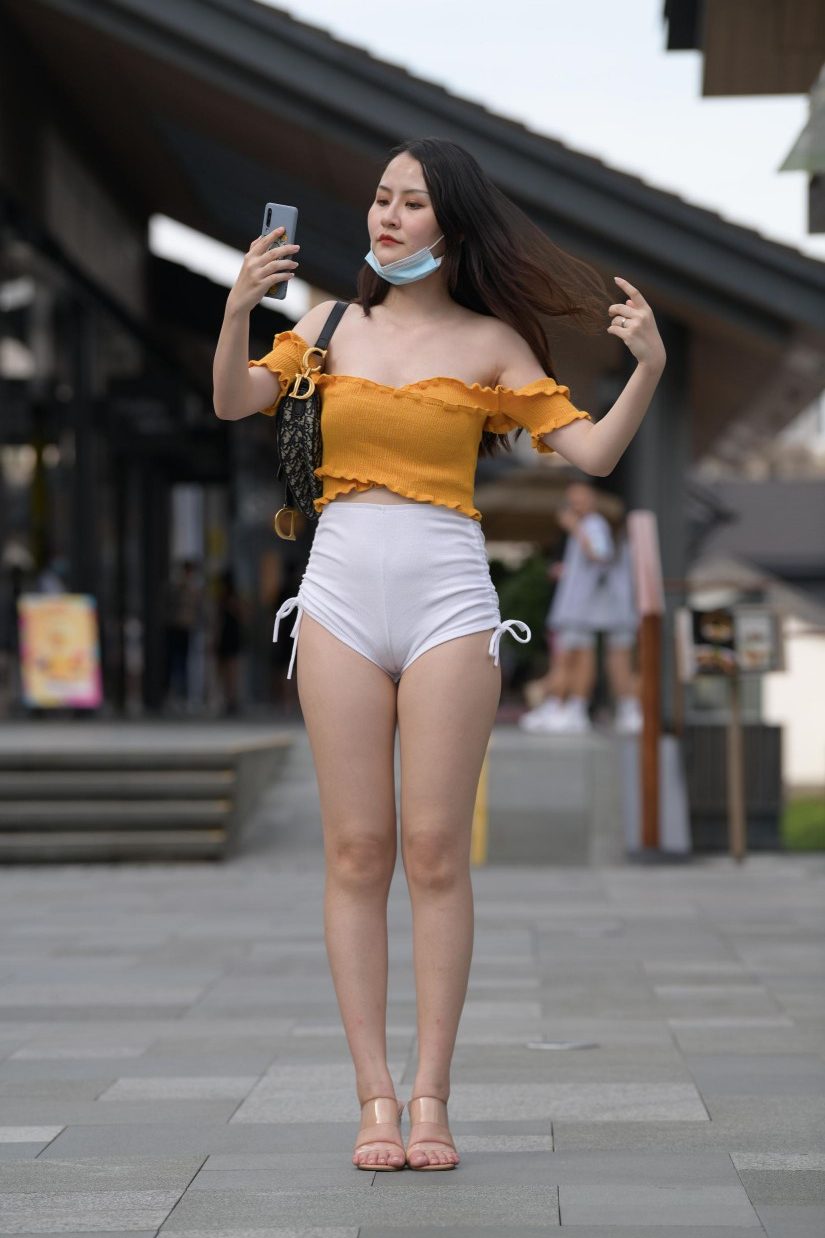 图片[1]-高腰白色短裤的漂亮女孩【767P】00065-多米街拍