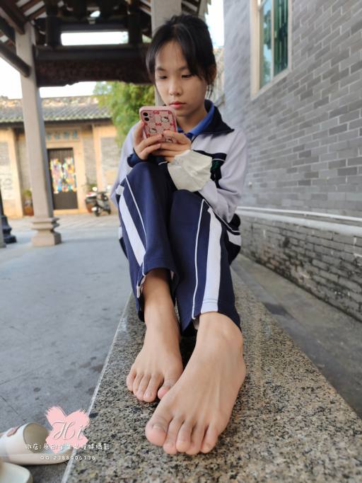 【免费】专心致志玩手机的女孩【42P】20028-多米街拍