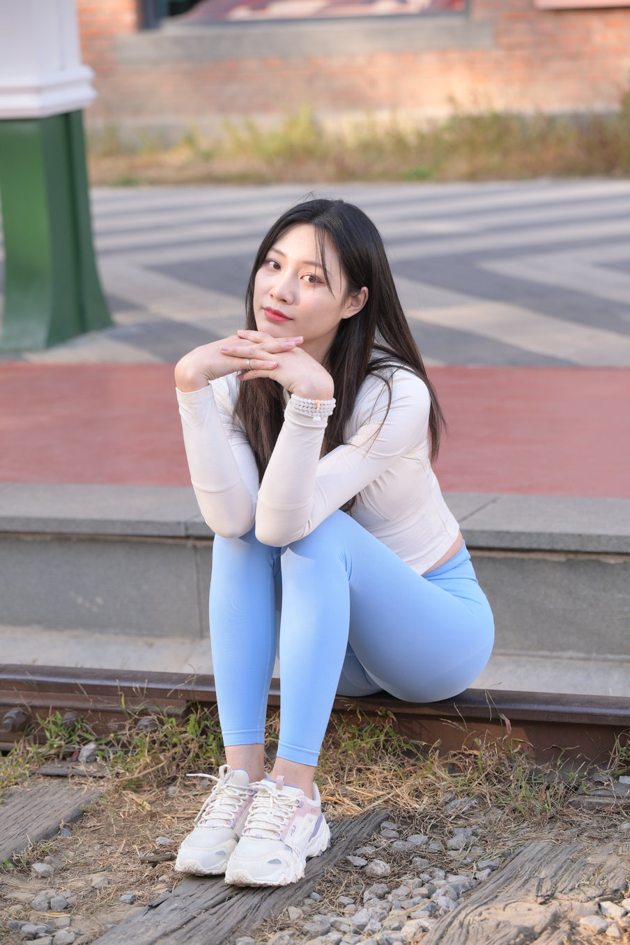 图片[2]-在路边休息的瑜伽裤女孩 J3435 558P-10.8GB-多米街拍