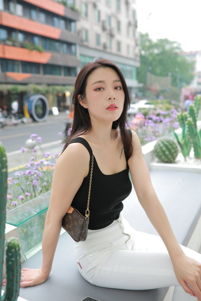 非常漂亮的白色紧身裤女孩J2055 895P2V-24.5GB-多米街拍