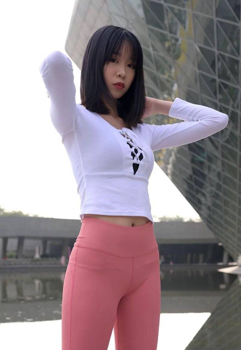 图片[1]-粉色瑜伽裤年轻女孩 J1311 417P17V-14.9GB-多米街拍