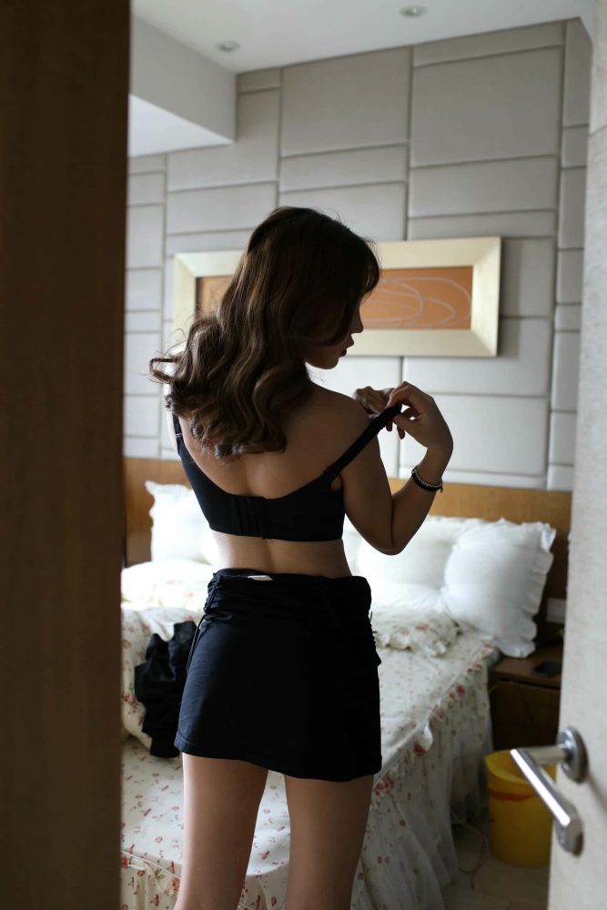 穿黑色紧身裙柔情似水的女孩【329P】000062-多米街拍