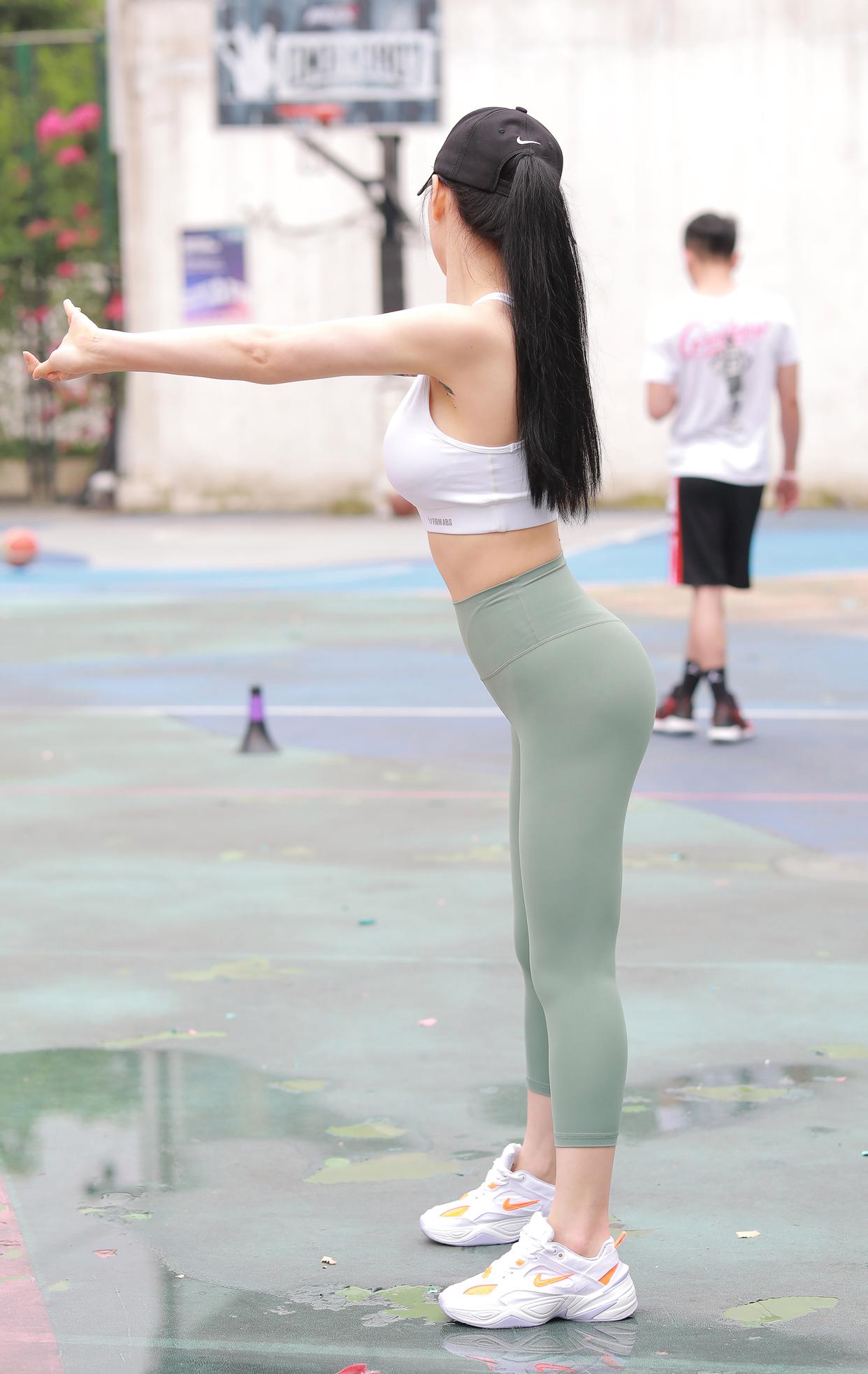 图片[1]-打扮很休闲的瑜伽裤女孩 J1600 415P3V-10.4GB-多米街拍