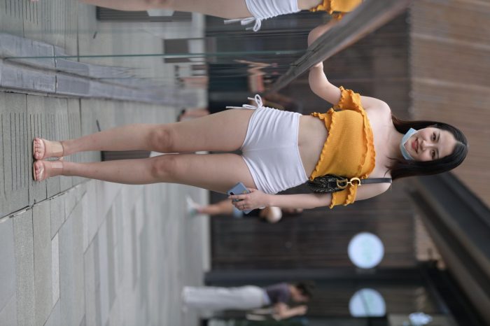高腰白色短裤的漂亮女孩【767P】00065-多米街拍