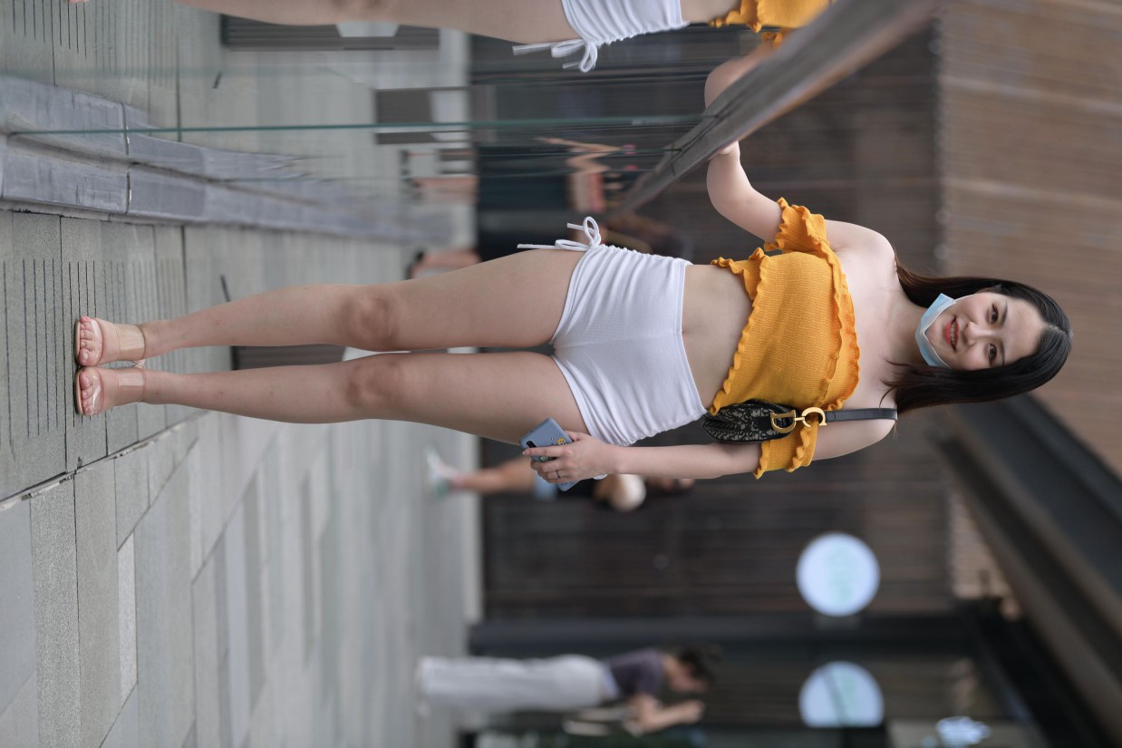 图片[2]-高腰白色短裤的漂亮女孩【767P】00065-多米街拍