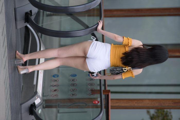 高腰白色短裤的漂亮女孩【767P】00065-多米街拍