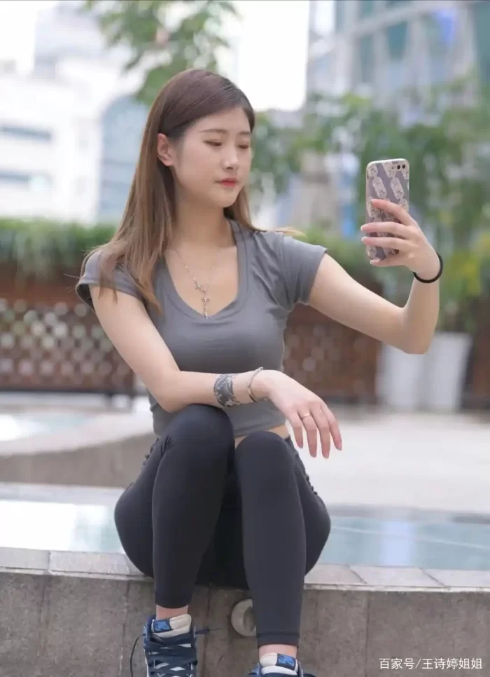 图片[2]-有小虎牙非常甜美的瑜伽裤女孩-多米街拍