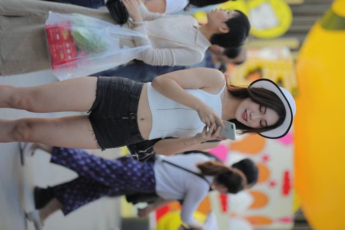 非常时尚阳光的牛仔热裤女孩【808P】00064-多米街拍