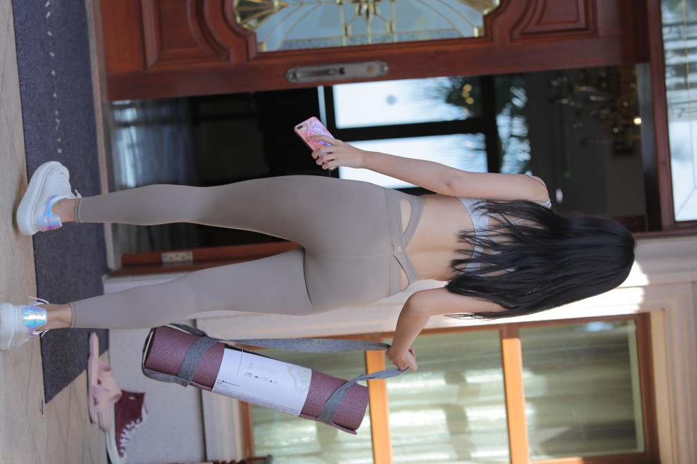 图片[5]-灰色瑜伽裤温柔的女孩【369P】00058-多米街拍