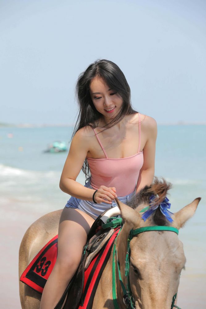 海边练习骑马的热裤女孩【348P】J4187-多米街拍