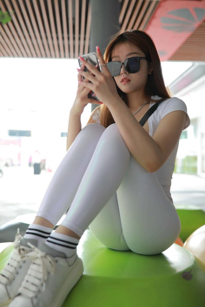 看上去拽拽的瑜伽裤女孩【425P】J1695-多米街拍