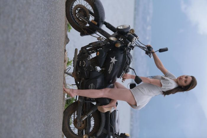 阴雨天在海边骑车的长发女人【156P】00044-多米街拍