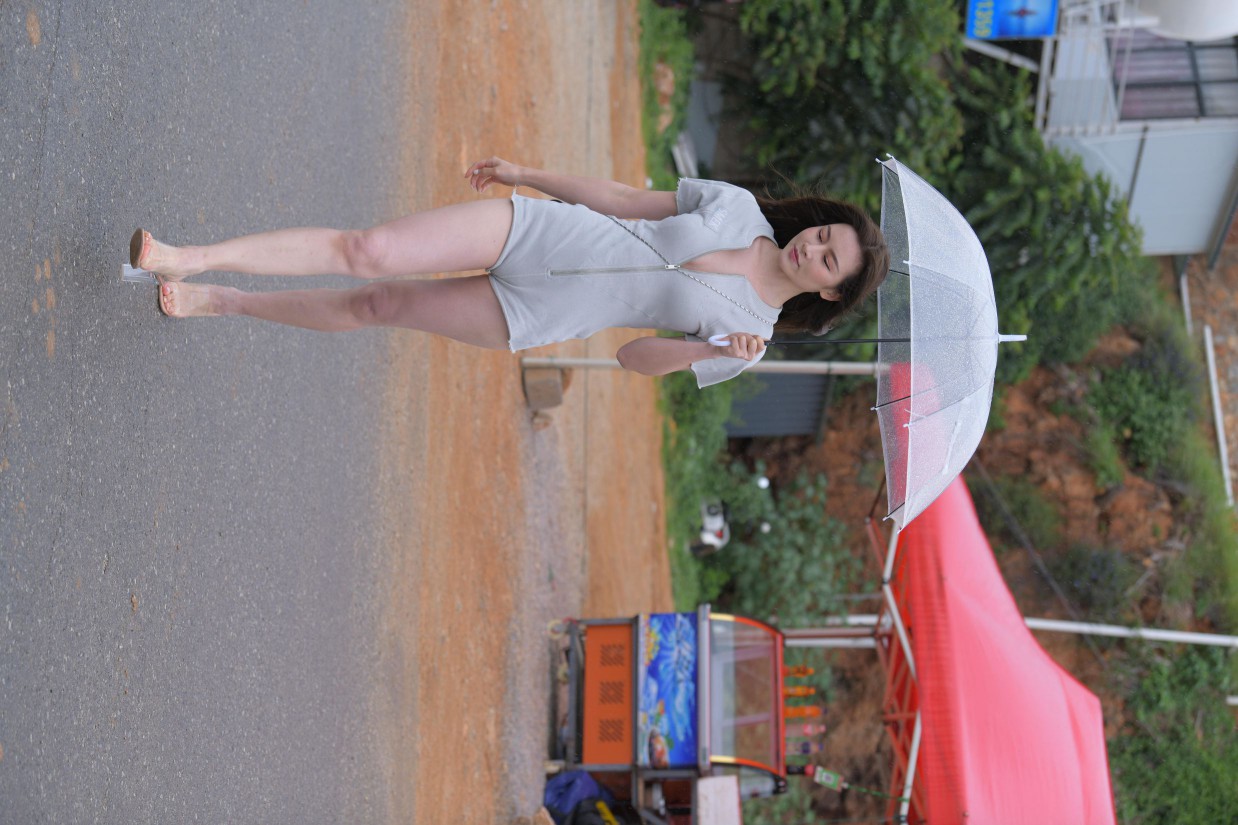 图片[4]-阴雨天在海边骑车的长发女人【156P】00044-多米街拍