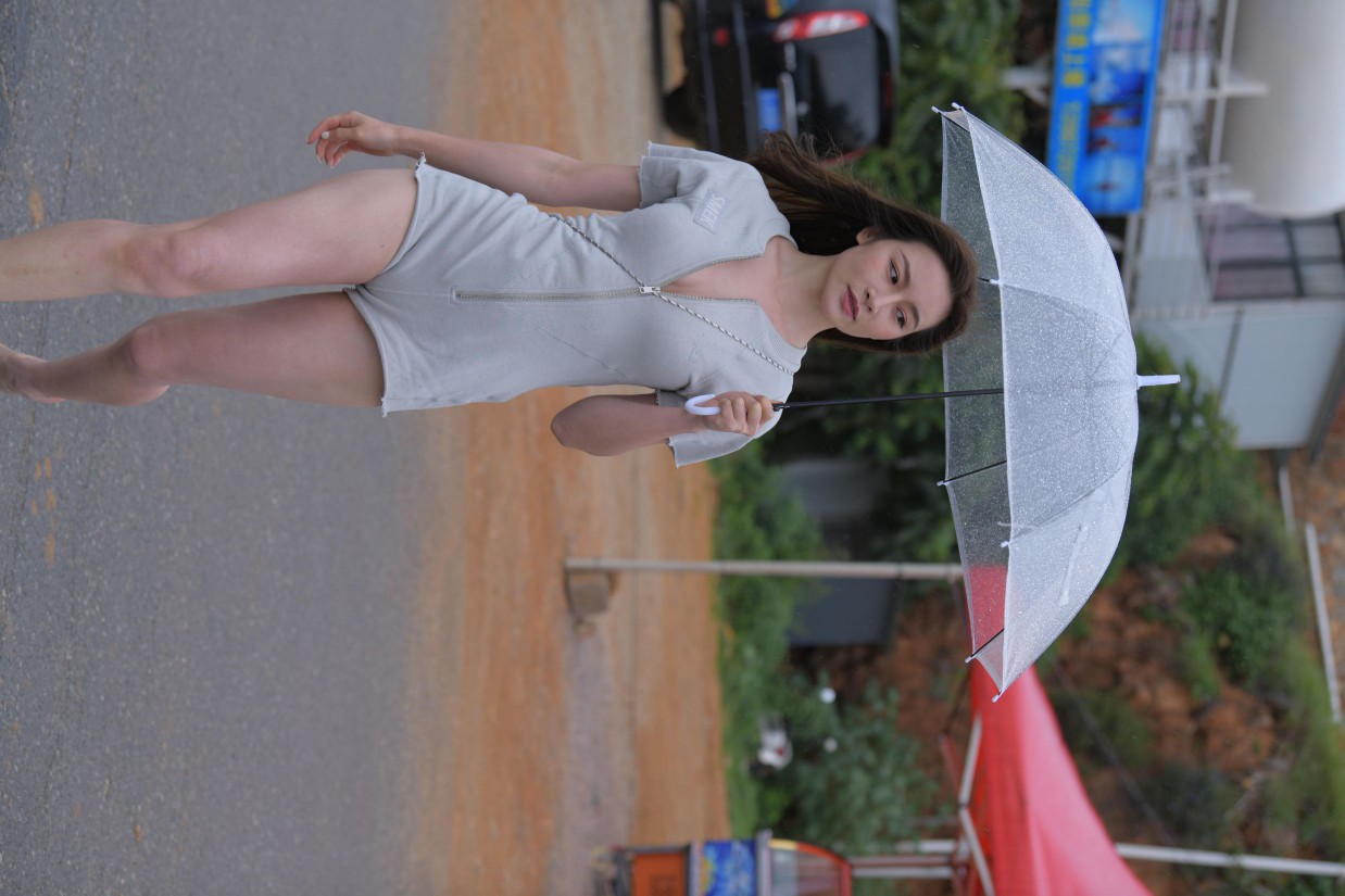 图片[5]-阴雨天在海边骑车的长发女人【156P】00044-多米街拍