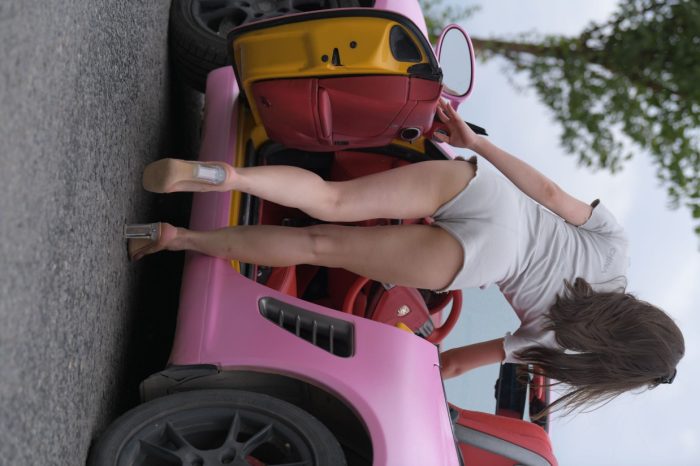 在海边开跑车的连衣短裤女孩【390P】00030-多米街拍