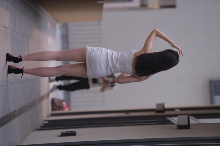 长发女孩紧身短裙特别显身材【245P】00040-多米街拍