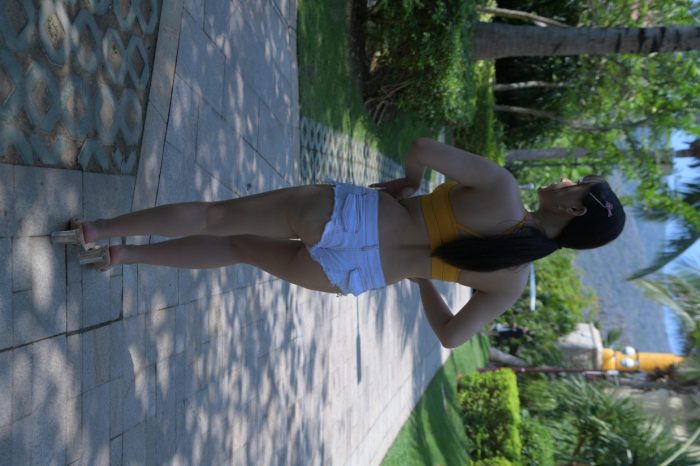 在海南度假的紧身白色短裤女孩【202P】00033-多米街拍