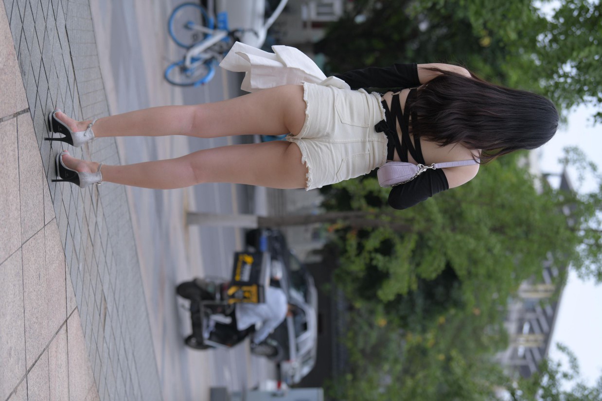 图片[5]-白色短裤的女生笑的很开心【177P】00035-多米街拍