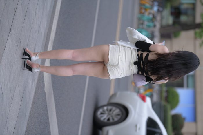 长发飘飘的白色热裤美丽女孩【49P】00029-多米街拍