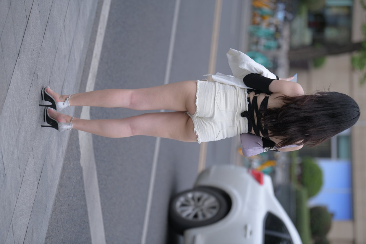 图片[2]-长发飘飘的白色热裤美丽女孩【49P】00029-多米街拍
