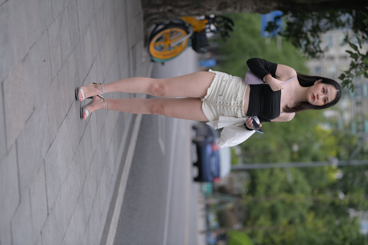 图片[4]-长发飘飘的白色热裤美丽女孩【49P】00029-多米街拍