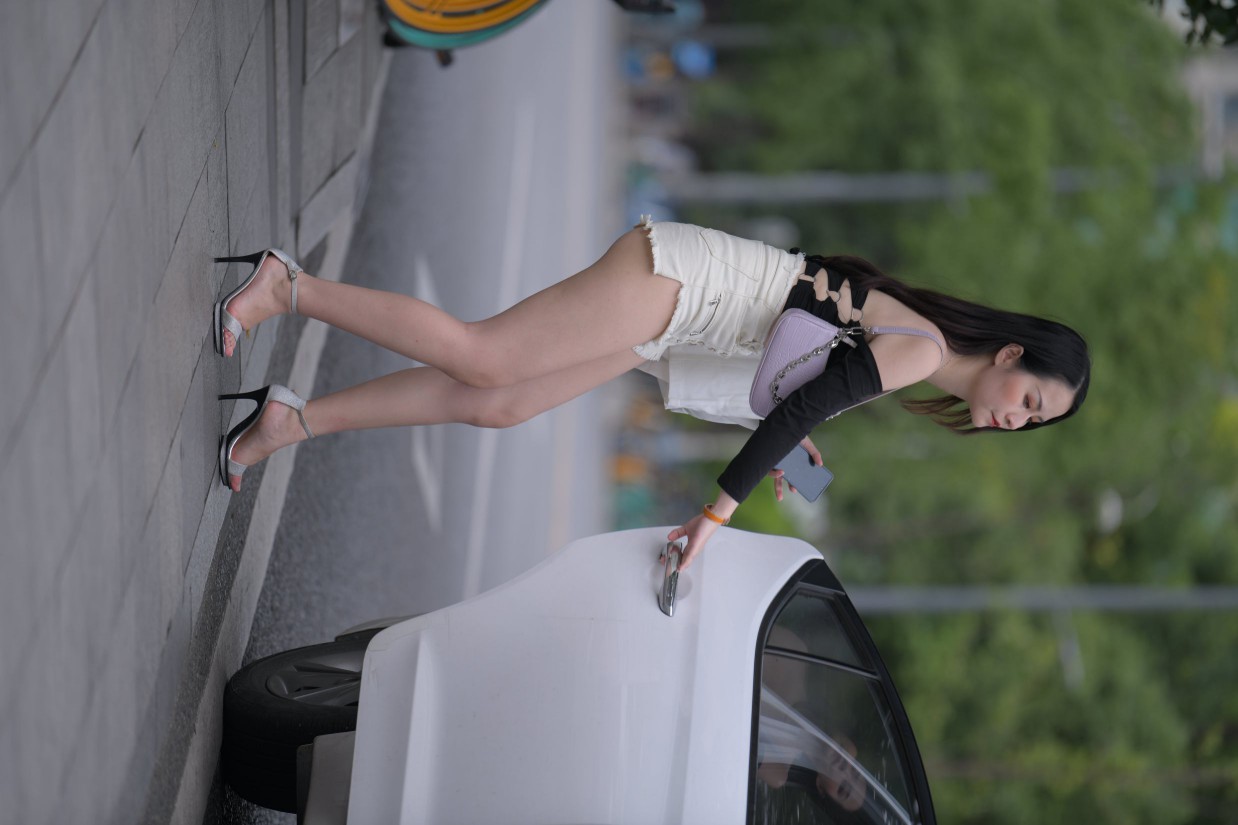 图片[6]-长发飘飘的白色热裤美丽女孩【49P】00029-多米街拍