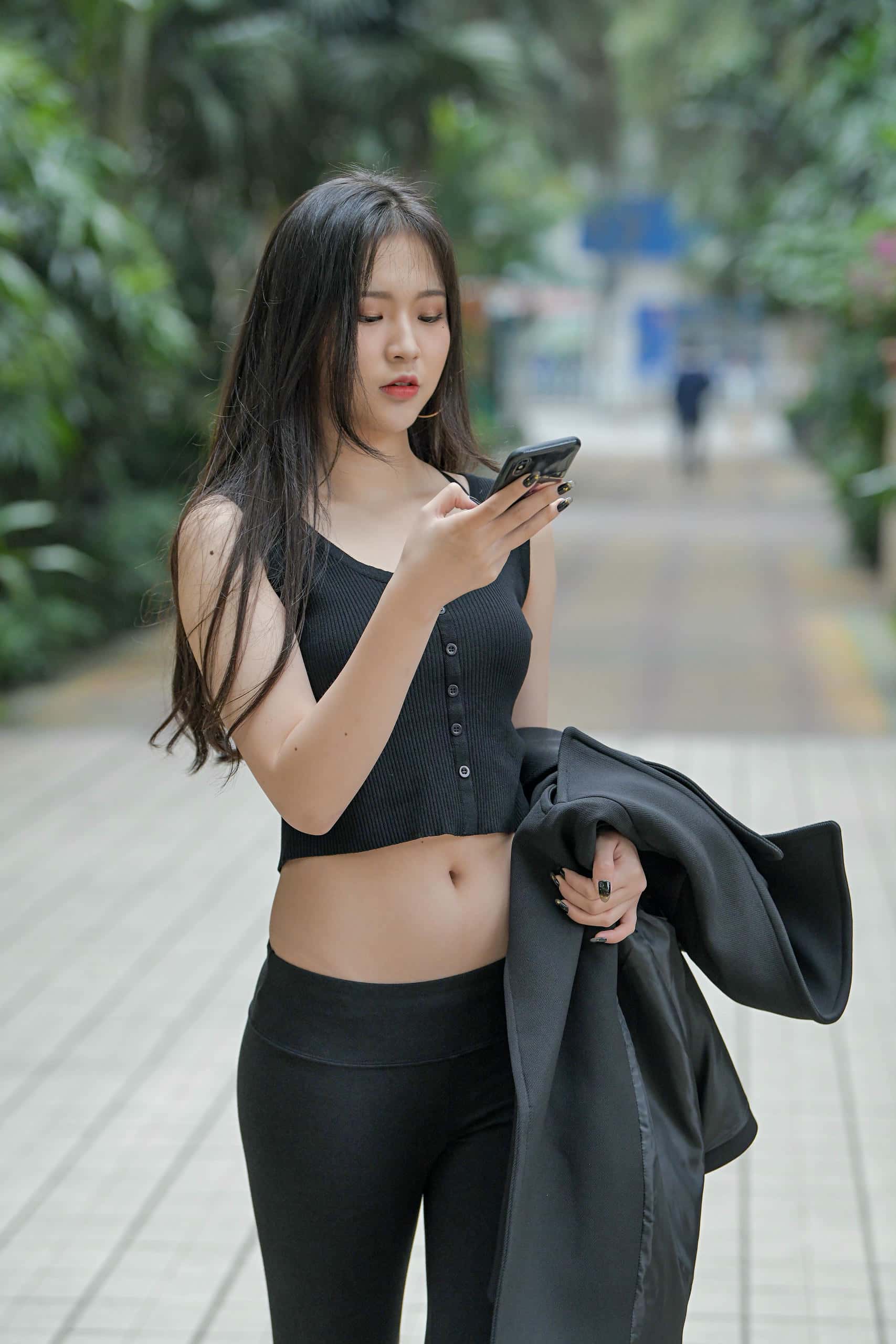 图片[5]-喝奶茶的黑色瑜伽裤长发姑娘【376P】00055-多米街拍