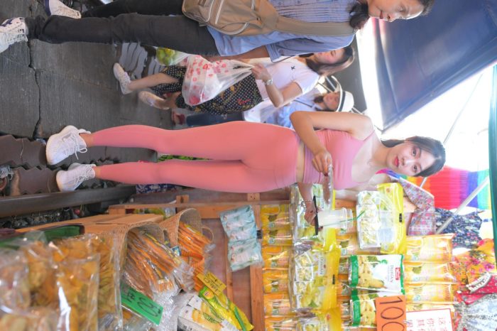粉色的甜美瑜伽裤女孩在逛街【372P】00057-多米街拍